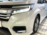 【LEDヘッドライト】悪天候や夜間走行時も良好な視界を確保し安心して運転できる高輝度LEDヘッドライトを装備!点灯速度が早く、消費電力も抑えられています。