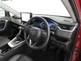 シンプルで使いやすいデザインの運転席です。