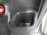 運転席側の手の届きやすい位置にもドリンクホルダーが付いています。