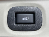 【パワーバックドア】スマートキーや運転席のボタンを押すだけでリアゲートが自動で開閉します!荷物を持っている時や、高い位置にあるバックドアを閉める際に便利な機能です♪