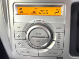 【オートエアコン】一度お好みの温度に設定すれば、車内の温度を検知し風量や温度を自動で調整。暑い&hellip;寒い&hellip;と何度もスイッチ操作をする必要はありません。快適な車内空間には必須の機能ですね♪