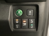 Hondaセンシング用の、VSA(ABS+TCS+横滑り抑制)解除と路外逸脱抑制機能のオンオフスイッチなどはハンドルの右側に装備しています。燃費に役立つECONボタンもここです。