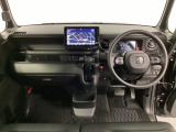 車内は光触媒抗菌消臭施工済です。スタイリッシュなデザインでスポーティなインパネ周りを演出します。グローブボックスやカップホルダーのほかにトレーなどたくさんの収納スペースが付いています。