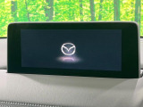 【8.8インチマツダコネクト】車内の雰囲気にマッチした大型のディスプレイ。スマホ接続でのナビ使用やBluetooth再生等、様々な機能が楽しめます。直感的なダイヤル操作が可能で、使い勝手も良好です。