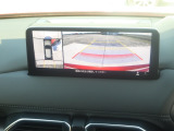 狭い場所での駐車やすれ違いなどでより的確な運転操作に役立つ360&deg;ビューモニターが装備されています。