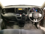 車内は光触媒抗菌消臭施工済です。スタイリッシュなデザインでスポーティなインパネ周りを演出します。グローブボックスやカップホルダーのほかにトレーなどたくさんの収納スペースが付いています。