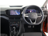 レザーステアリングにデジタルメーターです!車両情報、ナビをメーター画面内で確認できます)お客様の運転をサポートします!