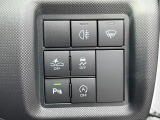 【スマートアシスト】走行中に前方の車両等を認識し、衝突しそうな時は警報とブレーキで衝突回避と被害軽減をアシスト。より安全にドライブをお楽しみいただけます。