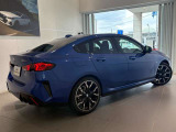 【BMWの伝統-3】BMWのお車は、&ldquo;駆け抜ける歓び&rdquo;を体現しております。走行の安定性とコーナリングの良さを追求し、思い通りにハンドルの操作可能です。