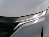アダプティブLED付き!対向車には眩しくなく歩行者は明るく照らすので安全です。