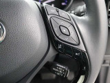 レーダークルーズコントロール使用時に同一車線内の中央を走行可能なように操舵支援を行うレーントレーシングアシスト(LTA)を搭載しています。