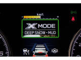 XーMODEは路面に応じてモードを選択するだけで4輪の駆動力やブレーキなどを最適にコントロール。悪路からのスムーズな脱出をサポートします。