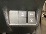 Hondaセンシング用の、VSA(ABS+TCS+横滑り抑制)解除と路外逸脱抑制機能のオンオフスイッチなどはハンドルの右側に装備しています。