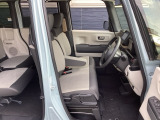 フロントシートです!!ベンチシートなので座席の移動もスムーズに出来ます!!足元も広く運転も楽ですよ!!