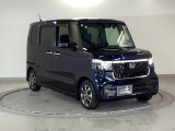 狭い駐車場でも、スライドドアならチャイルドシートへのお子さまの乗降や荷物の積載もスムーズ。とても便利な【両側電動スライドドア】ドアハンドを少し引くだけでリアドアが自動開閉します。