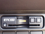 ■【ETC車載器】が装備されています。セットアップをしてお渡しとなり、ETCカードを差し込むだけで高速道路の利用が可能です。