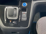 電動パーキングブレーキと便利なオートブレーキホールドボタン(停止保持制御)。