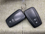 手荷物が多いときでも、スマートキーをバッグやポケットに携帯していれば、キーを取り出すことなくドアの解錠・施錠ができます