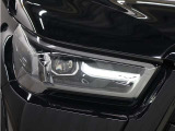 Bi-Beam LEDヘッドランプ(オートレベリング機能付・専用加飾付)が装備されています。