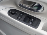 運転席のドアについているドアミラー用ノブで調整できます。
