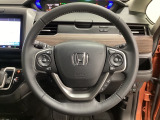 ハンドルにHondaセンシング系のクルーズコントロールやレーンキープアシストなどのスイッチと、オーディオの操作スイッチが装備されています。ハンドルから手を離さず安全に操作できます。