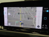 タッチスクリーンを採用。従来のナビゲーションシステムの域を超える、車両を総合的に管理するインフォテイメントシステムです。