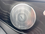●Burmesterサラウンドシステム:ハイエンドオーディオ専門メーカーが手掛ける車専用のプレミアムスピーカーを装備。多数のスピーカーから、音の粒立ちまで分かる高品質な音楽をお楽しみいただけます。