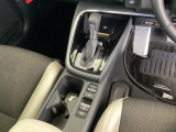 運転席からも助手席からも自由に使えるドリンクホルダー付。