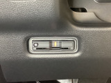ハンドルの左下にETCがついています。高速道路の料金所の通過も楽々です!。 カードの取り出しもしやすい場所についています。