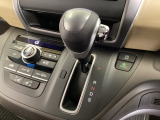 CVT車のセレクトレバーです。低速から高速まで、変速ショックのないスムーズな走りを実現するとともに、エンジン効率のよい領域を維持することで燃費にも貢献します。