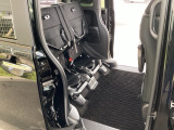 後席座面を跳ね上げれば、背の高い荷物やベビーカーなども立てたまま積み込める便利なスペースとして活用できます。