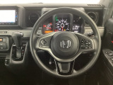 【ハンドル】運転にかかわる様々な操作を安全に行えるように視点移動が少なく操作性に配慮されたスイッチ類が凝縮されたコックピットです。