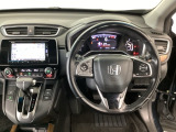 【ハンドル】運転にかかわる様々な操作を安全に行えるように視点移動が少なく操作性に配慮されたスイッチ類が凝縮されたコックピットです。