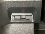 ハンドルの左下にETCがついています。高速道路の料金所の通過も楽々です。 カードの取り出しもしやすい場所についています。