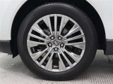 19インチアルミホイール(スーパークロームメタリック塗装)が装着されています。タイヤサイズ225/55R19