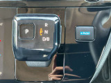 シフトレバーは操作しやすく、電動パーキングブレーキとの組み合わせでスムーズな走行と停車が可能です。