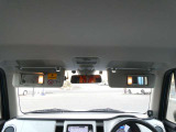 運転席バイザー裏にはバニティミラーが備わっていますので、車の外に出る前にパパッと身だしなみをチェックすることができて便利ですよ♪