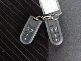 電子キーをポケットやカバンに入れているだけで、ドアの開錠・施錠が行えます。荷物を抱えていてもラクラク開閉です。エンジン始動も行えます。