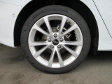 全車両に標準装備の純正アルミホイールは、純正ならではのバランスの良いデザインと、走行安定性をお楽しみ頂けます。