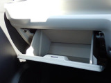 収納たっぷりグローブボックス。