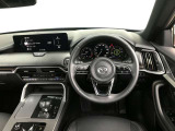【運転席インテリアデザイン】左右対称のインテリアデザインでドライバーを包み込み運転に集中できるように設計されています。