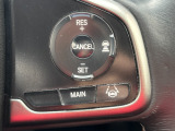 予め設定した速度で定速走行。先行車に近づいたら、システムが先行車との距離や速度差を測定し、自動的に加減速。適切な車間距離を維持しながら追従走行します。