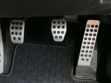 【オルガン式アクセルペダル】かかとを支点として足首とペダルの動きが一致するため、スムーズで正確な操作が可能です。ペダル反力を足の重さで支える事ができるため長時間の運転でも足が疲れにくくなります。