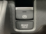セレクトレバーの右に電子制御パーキングブレーキがあります。スイッチひとつで、停車した地点の傾斜などをシステムが検知・判断してブレーキ力を自動的に最適制御し、しっかり停車できるパーキングシステムです。