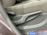シートハイトアジャスターが付いているので運転姿勢を調整するのに便利ですね。身長に合ったシートポジションは安全運転や疲労軽減にもつながります。