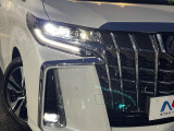 【三眼LEDヘッドライト】スタイリッシュな見た目の三眼LEDヘッドライトを装備♪スタイルだけでなく、夜間の走行も視界良好で安心してお乗りいただけます。