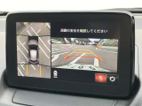 360度ビューカメラを搭載。4方の小型カメラの映像を処理し、車両真上からの映像に変換しています。