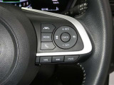 【レーダークルーズコントロール】(全車速追従機能付)付きです。車速に応じて追従支援してくれるので、ロングドライブも快適です。詳細は販売店スタッフまでおたずねください。