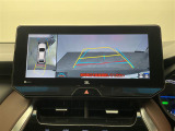 【パノラミックビューモニター】クルマを真上から見下ろした視点で駐車をサポートします!クルマの斜め後ろや真横など、いち早く障害物に気が付くことができます。