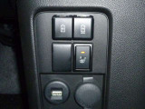 【シートヒーター】座面と背もたれをすばやく温め、寒い時期にも快適な運転環境を提供します。ゆったりと乗り心地の良い運転席です。長距離でもしっかりサポートしてくれます。